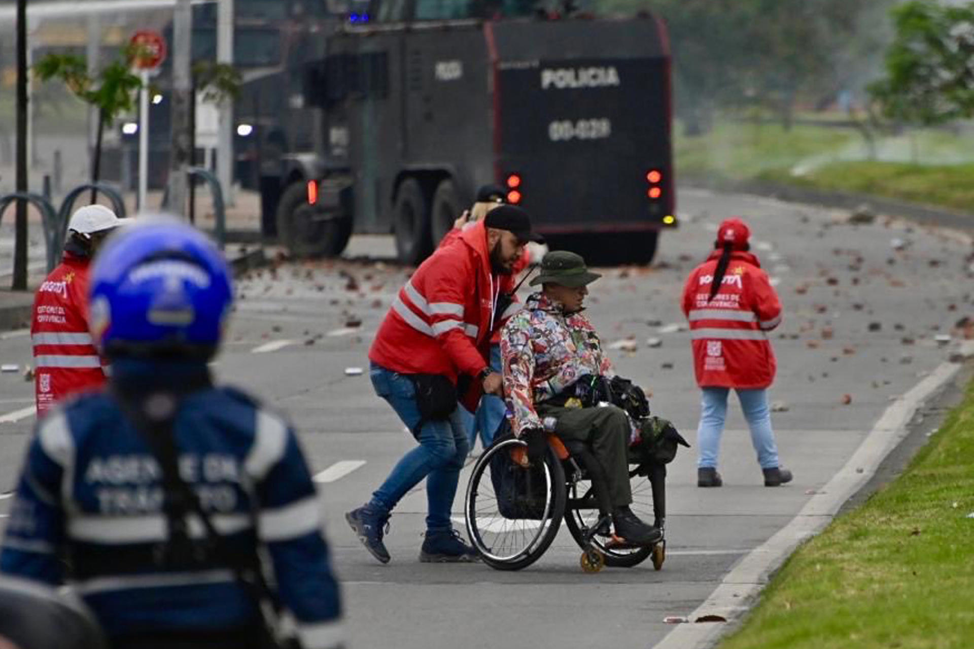 Indígenas hieren con flechas a cuatro policías en protesta ante Embajada de EE.UU. en Bogotá Indígenas hieren con flechas a cuatro policías en protesta ante Embajada de EE.UU. en Bogotá