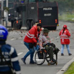 Indígenas hieren con flechas a cuatro policías en protesta ante Embajada de EE.UU. en Bogotá