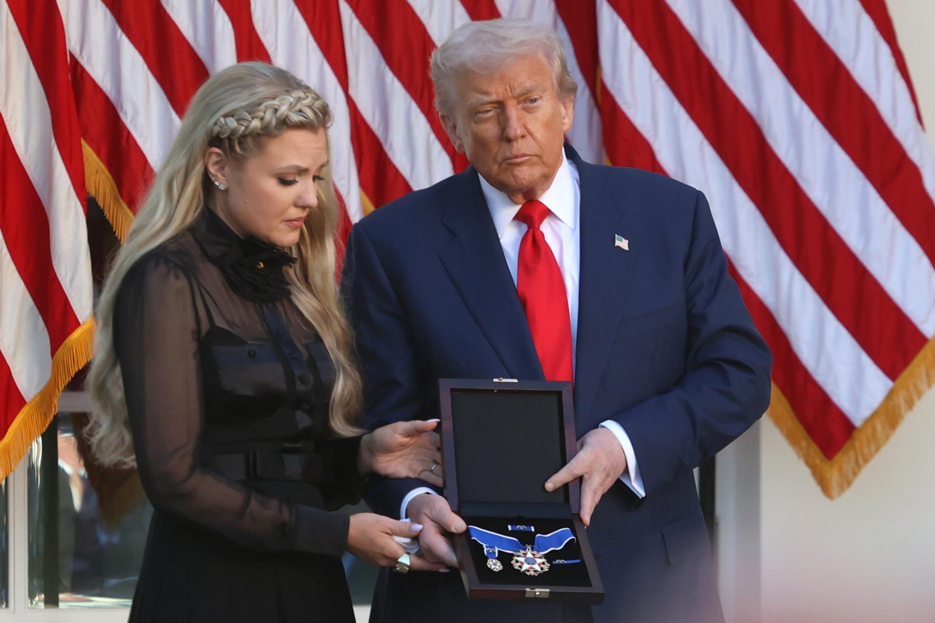 Trump entrega de forma póstuma la Medalla Presidencial de la Libertad a Charlie Kirk Trump entrega de forma póstuma la Medalla Presidencial de la Libertad a Charlie Kirk