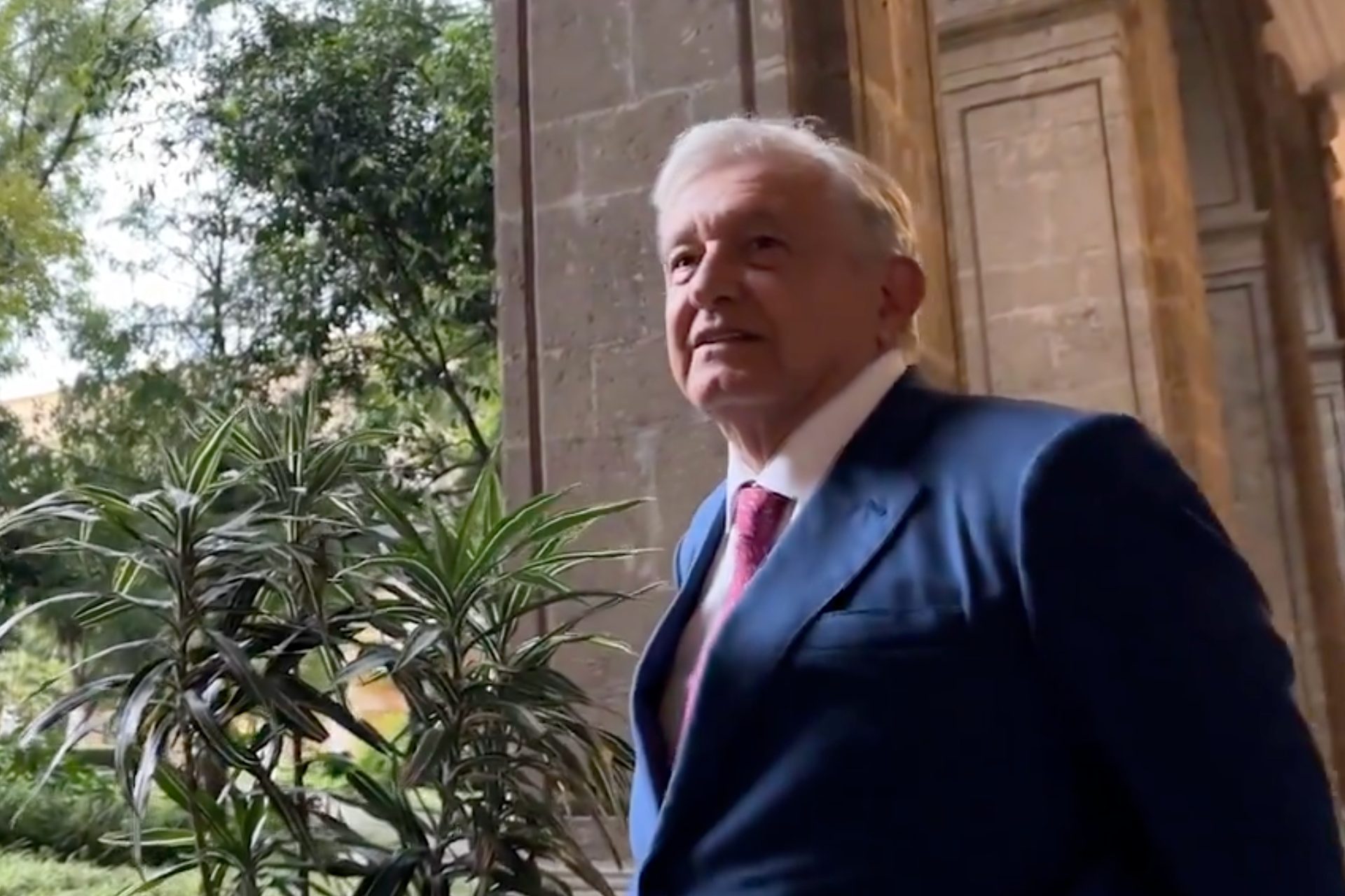 AMLO se hace presente en la FIL Zócalo AMLO se hace presente en la FIL Zócalo