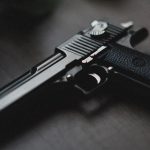 Niño de 13 años dispara en la cara a su mamá por quitarle el celular