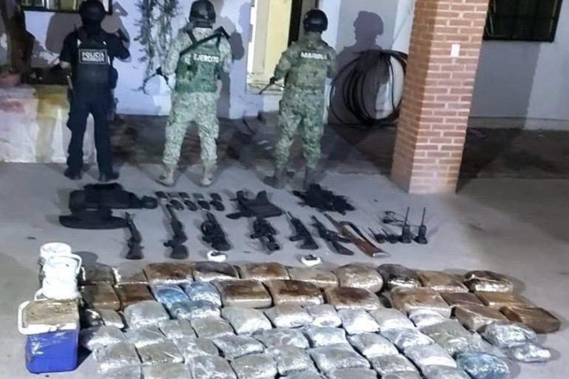 Aseguran armas y una cocineta para elaborar drogas sintéticas en Jonacatepec, Morelos Aseguran armas y una cocineta para elaborar drogas sintéticas en Jonacatepec, Morelos