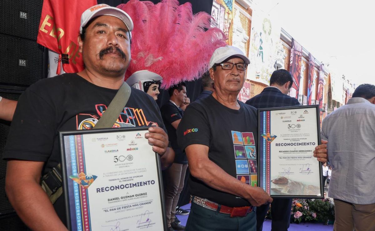 artesanos-y-tahoneros-que-hicieron-posible-el-record-guinness-por-el-pan-de-fiesta-mas-grande-del-mundo Tlaxcala logra tercer Récord Guinness con el pan de fiesta más grande del mundo - artesanos-y-tahoneros-que-hicieron-posible-el-record-guinness-por-el-pan-de-fiesta-mas-grande-del-mundo