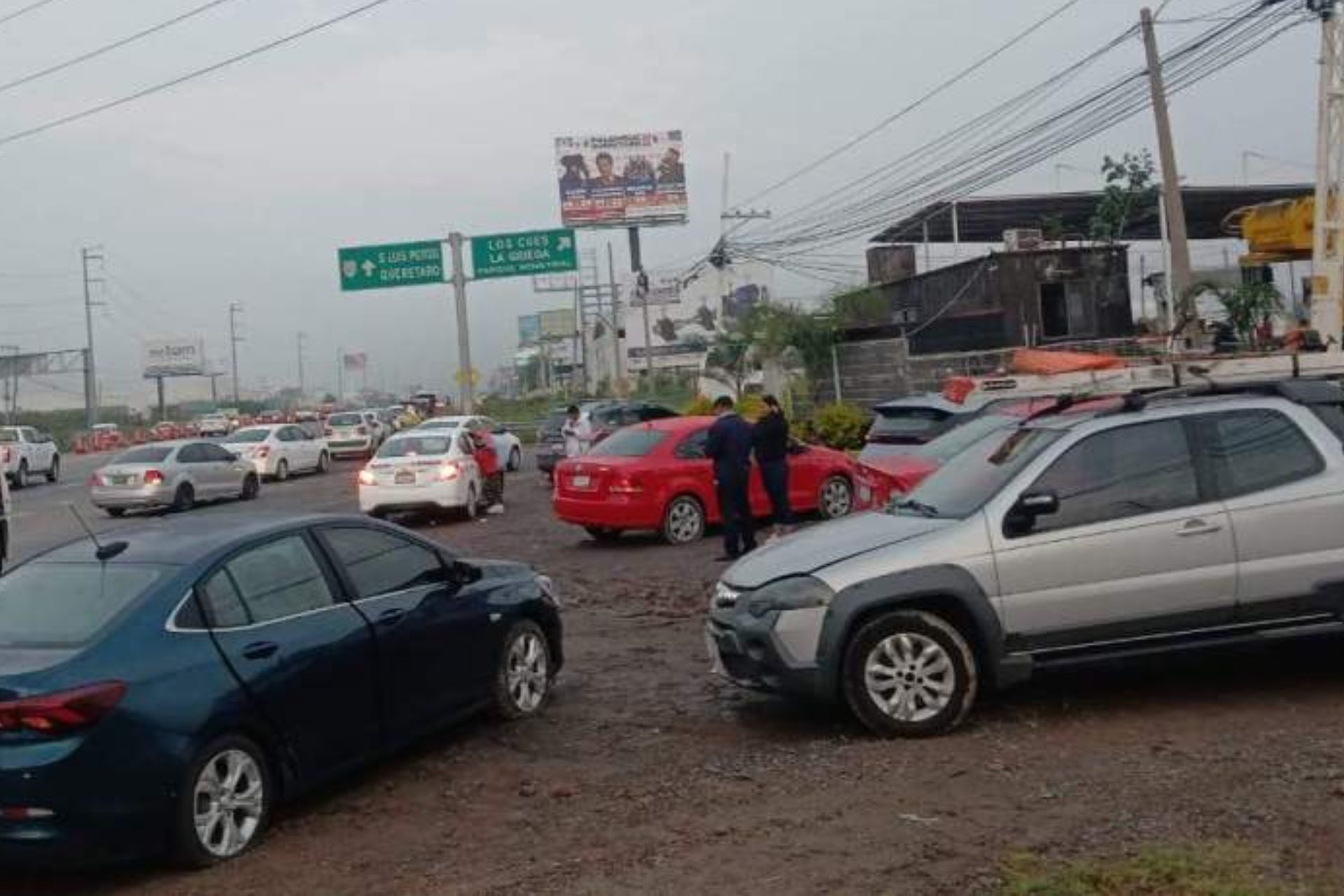 Al menos 20 autos dañados por baches en la autopista México Querétaro
