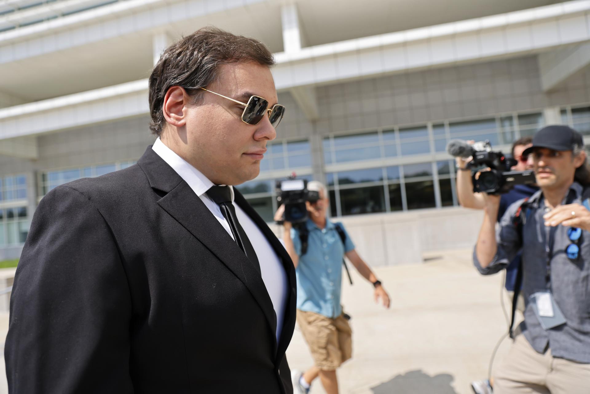 Trump conmuta la sentencia del excongresista George Santos por fraude electrónico Trump conmuta la sentencia del excongresista George Santos por fraude electrónico