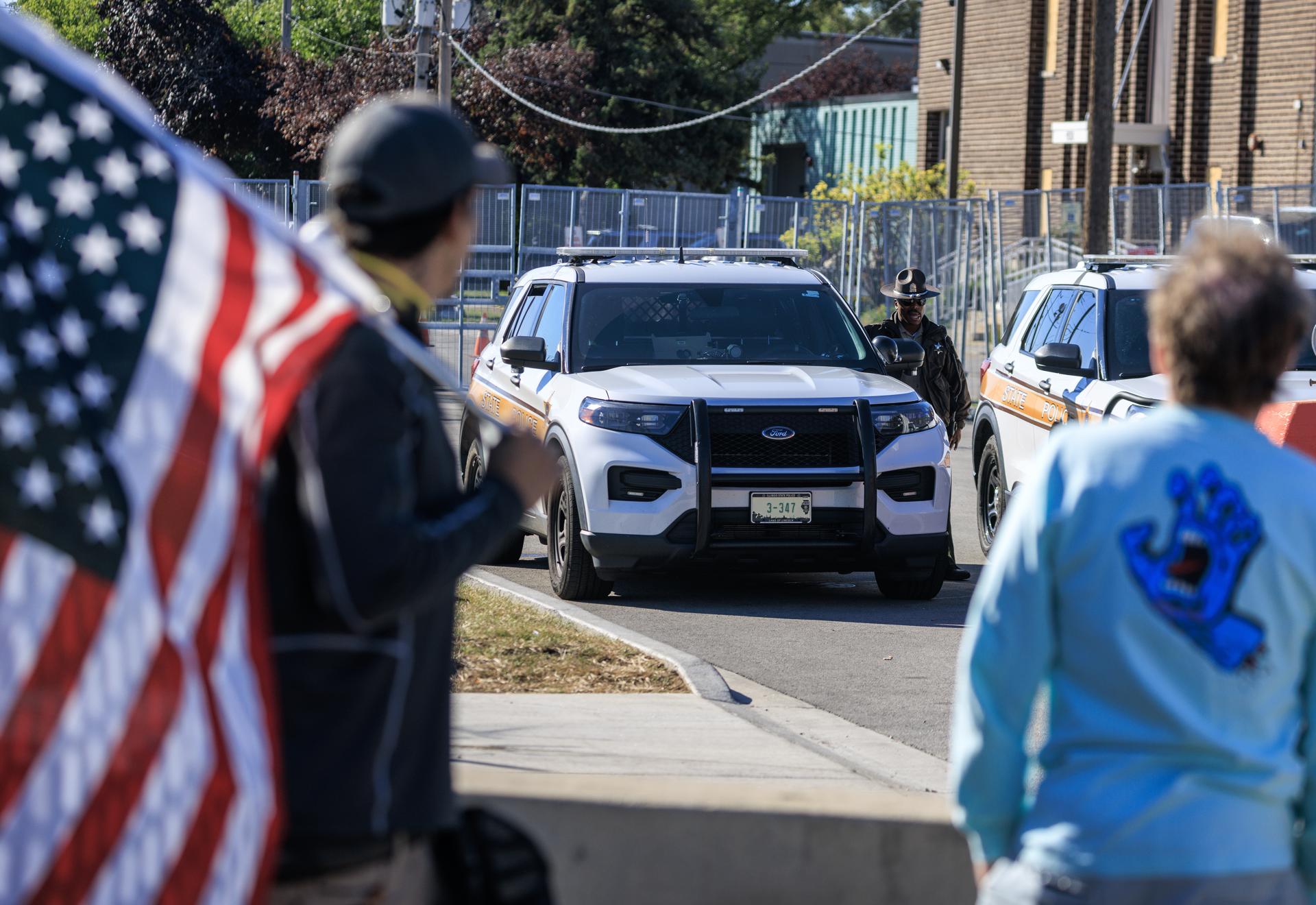 Jueza prohíbe a agentes federales en Chicago usar fuerza contra periodistas y manifestantes Jueza prohíbe a agentes federales en Chicago usar fuerza contra periodistas y manifestantes