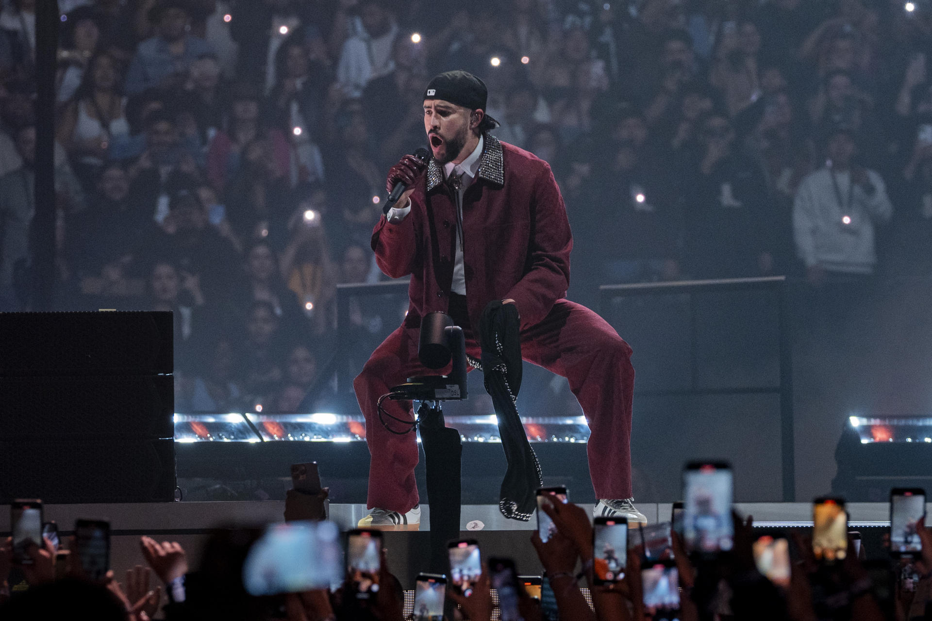 Congresista propone inglés como idioma oficial ante la polémica por Bad Bunny