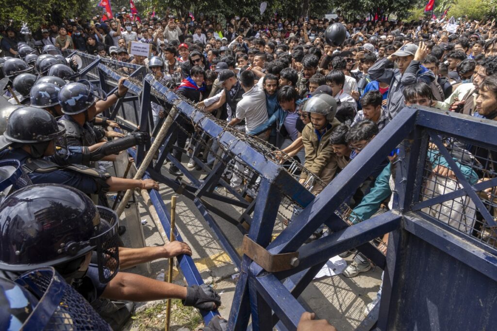 caos-en-nepal-por-protestas-renuncia-el-primer-ministro-2-1024x683-1 El grito global de la Generación Z y su eco en América Latina - caos-en-nepal-por-protestas-renuncia-el-primer-ministro-2-1024x683