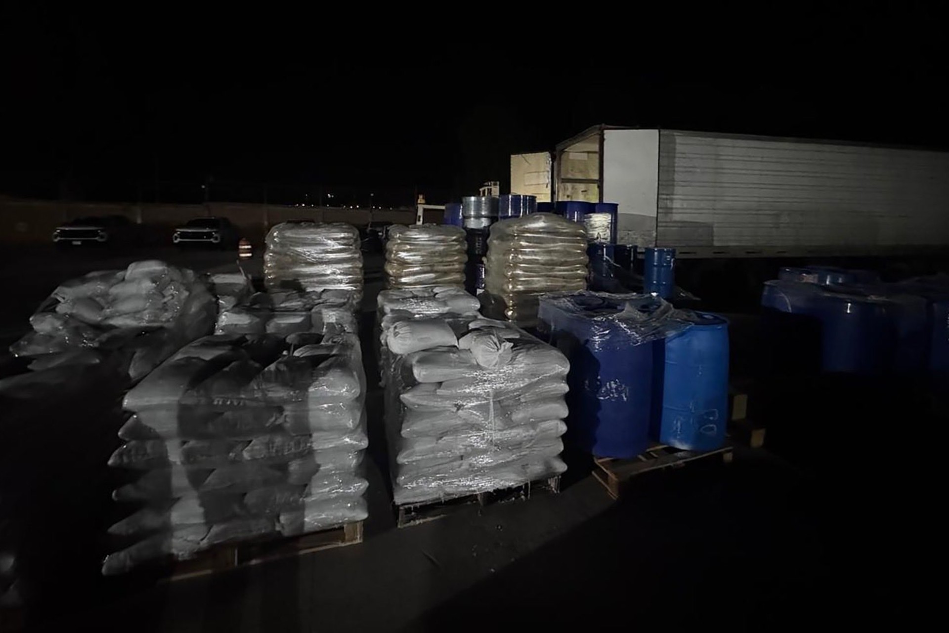 Decomisan en Durango 13 toneladas y 13 mil 400 litros de precursores químicos Decomisan en Durango 13 toneladas y 13 mil 400 litros de precursores químicos