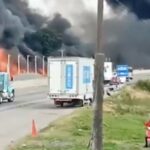 Cierran la autopista México-Puebla por choque e incendio de dos pipas