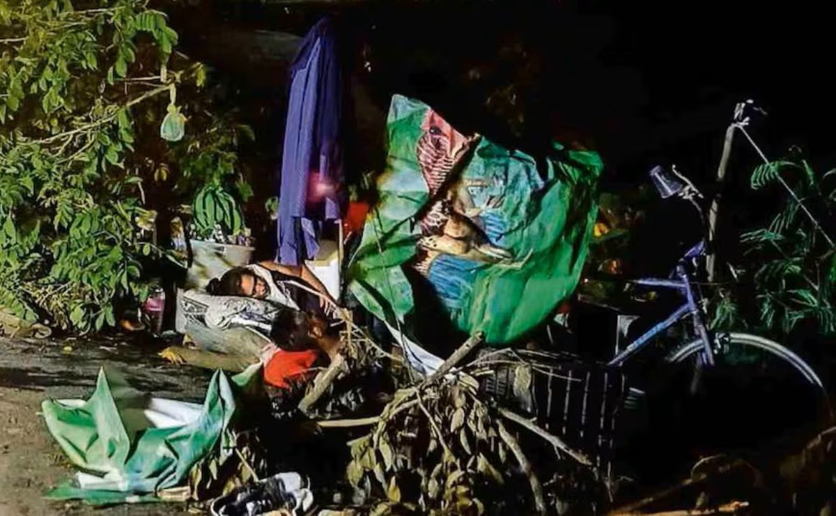 “No hay donde quedarnos”: Damnificados de Álamo duermen a la orilla de la carretera “No hay donde quedarnos”: Damnificados de Álamo duermen a la orilla de la carretera