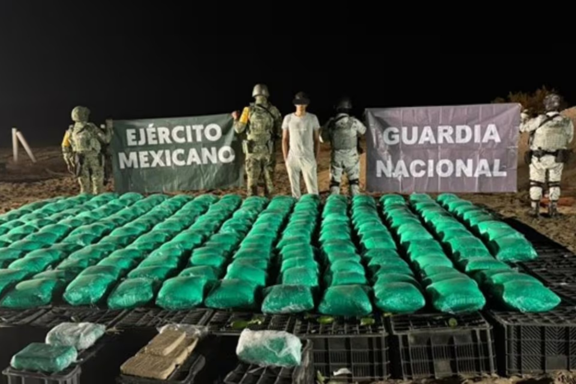 Decomisan metanfetamina, fentanilo y opio escondidos entre cajas de chile en Sonora