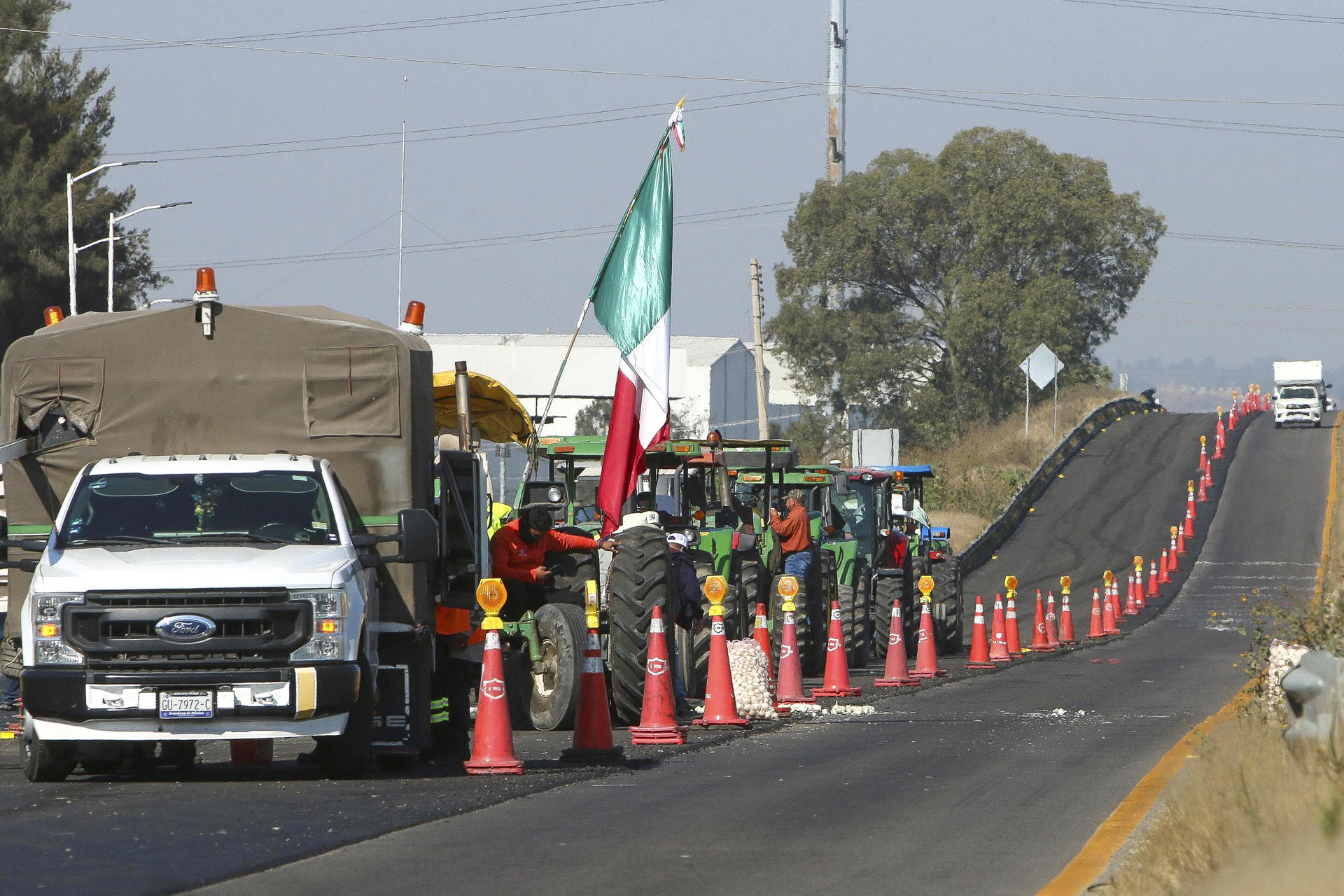 Productores y agricultores bloquean carreteras para pedir precio justo del maíz Productores y agricultores bloquean carreteras para pedir precio justo del maíz