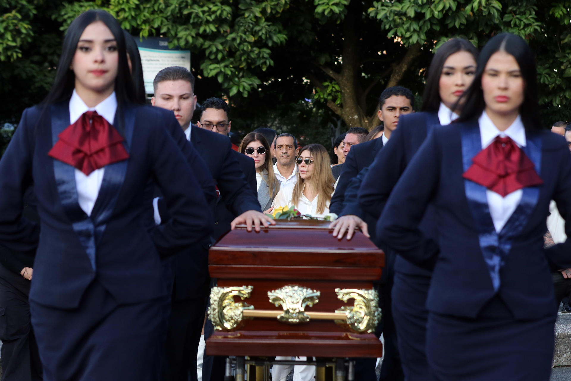 Despiden al cantante B King, asesinado en México, en un funeral con globos y palomas blancas