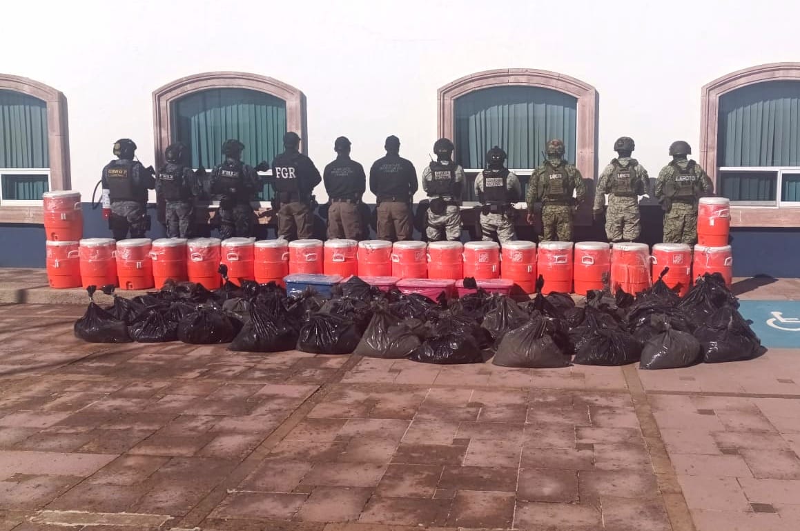 Ejército y Guardia Nacional aseguran más de 1.7 toneladas de metanfetamina en Zacatecas Ejército y Guardia Nacional aseguran más de 1.7 toneladas de metanfetamina en Zacatecas
