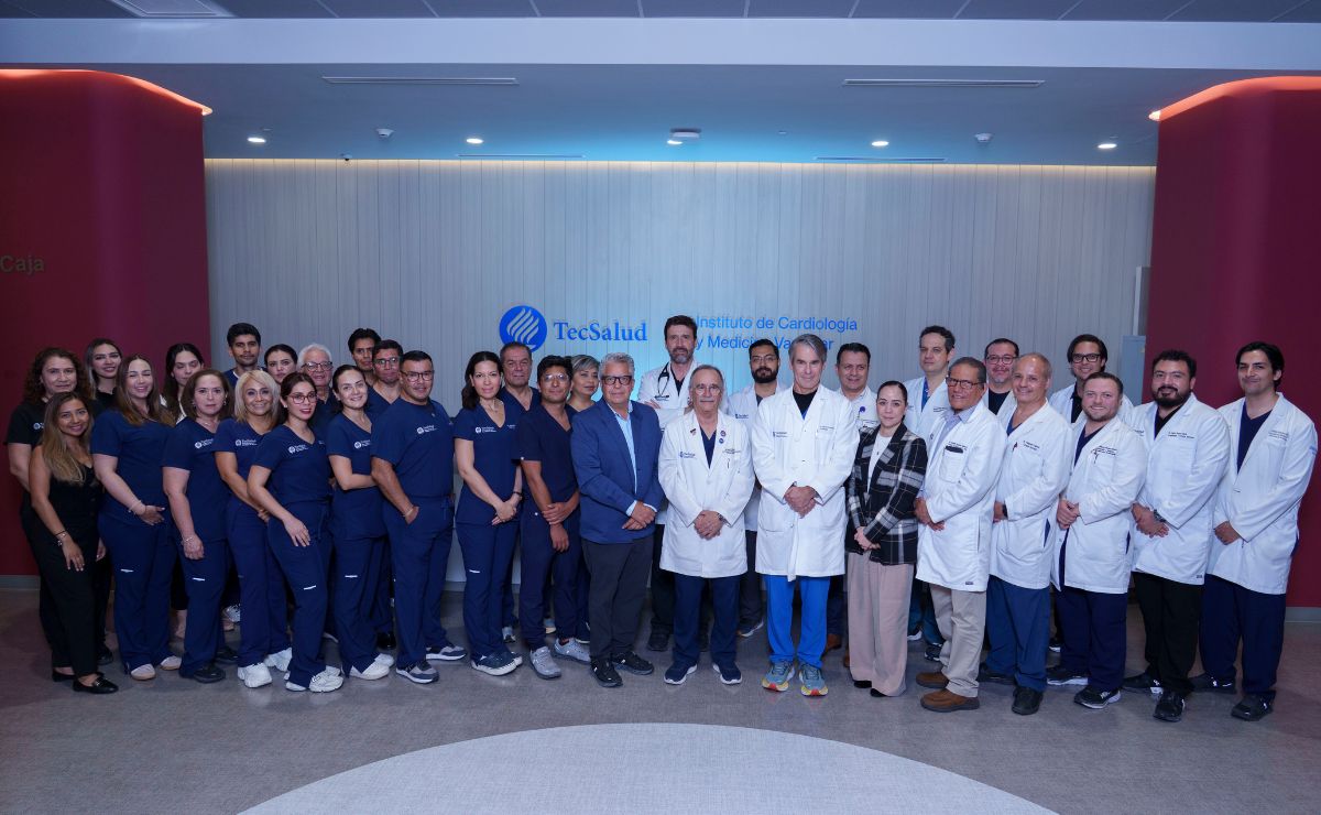 equipo-ecmo-junto-a-directivos-y-medicos-del-instituto-de-cardiologia-y-medicina-vascular-de-tecsalud TecSalud recibe premio internacional por su programa de Oxigenación por Membrana Extracorpórea - equipo-ecmo-junto-a-directivos-y-medicos-del-instituto-de-cardiologia-y-medicina-vascular-de-tecsalud