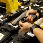 Acusan a mexicano y su hijo de traficar más de 300 armas y municiones desde EE.UU. Acusan a mexicano y su hijo de traficar más de 300 armas y municiones desde EE.UU.