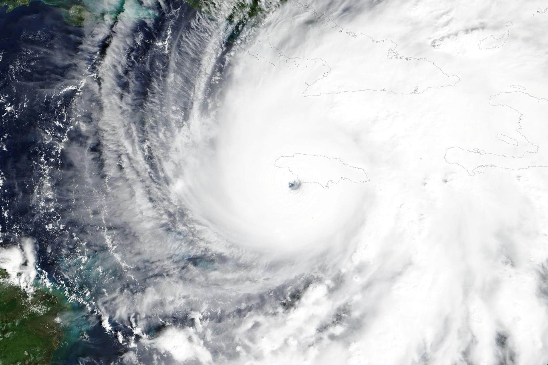 Huracán “Melissa” se debilita sobre Cuba, pero sigue con fuertes lluvias y vientos