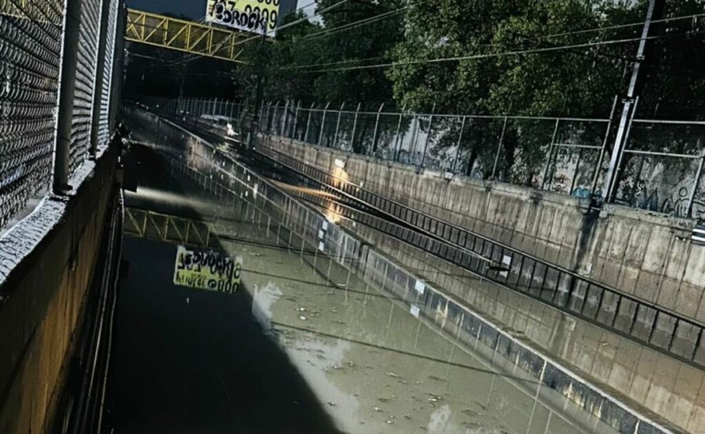 inundacion-de-vias-del-metro-cdmx-en-linea-a-1024x631-1 Lluvias extremas y exceso de basura desbordan el drenaje de Ciudad de México - inundacion-de-vias-del-metro-cdmx-en-linea-a-1024x631