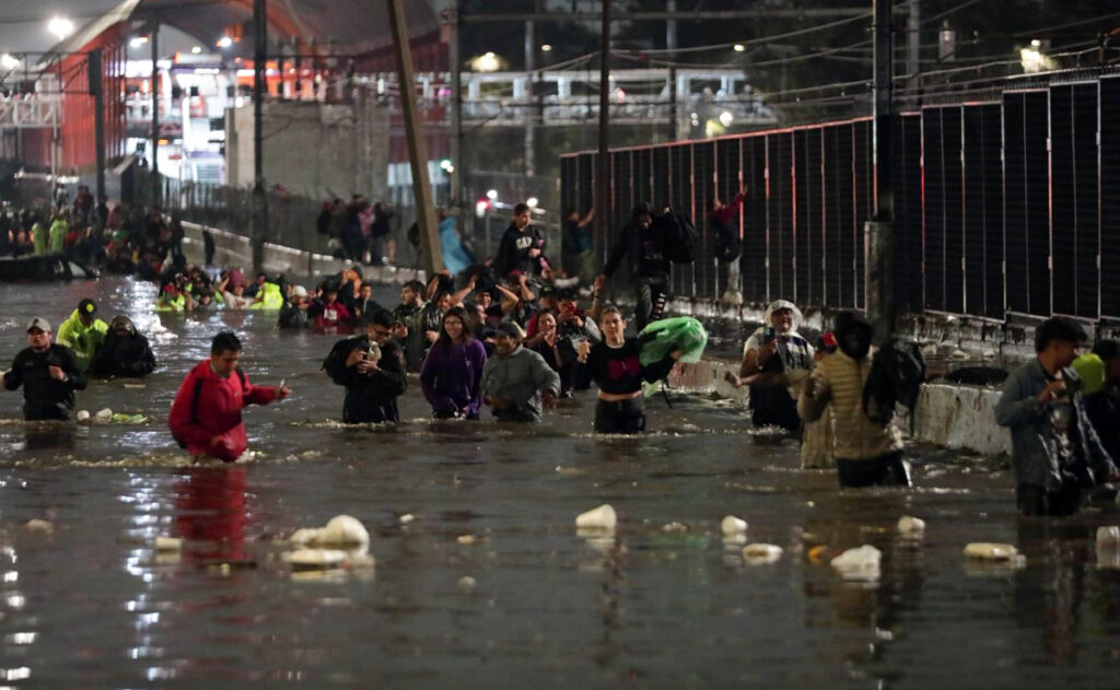 inundacion-en-iztapalapa-por-fuertes-lluvias-1024x631-1 Lluvias extremas y exceso de basura desbordan el drenaje de Ciudad de México - inundacion-en-iztapalapa-por-fuertes-lluvias-1024x631