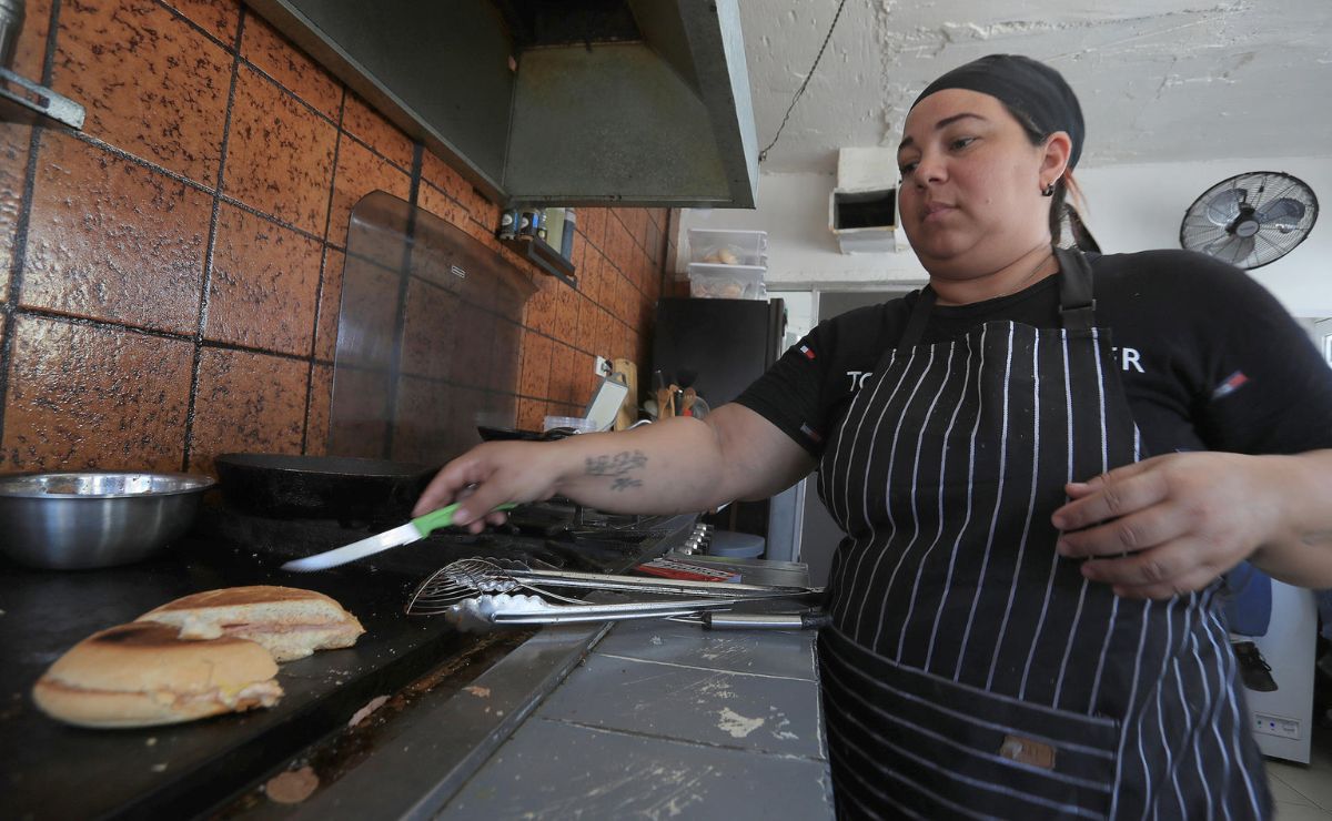 migrante-venezolana-que-trabaja-en-restaurante-de-ciudad-juarez Ciudad Juárez, donde los migrantes buscan estabilidad - migrante-venezolana-que-trabaja-en-restaurante-de-ciudad-juarez
