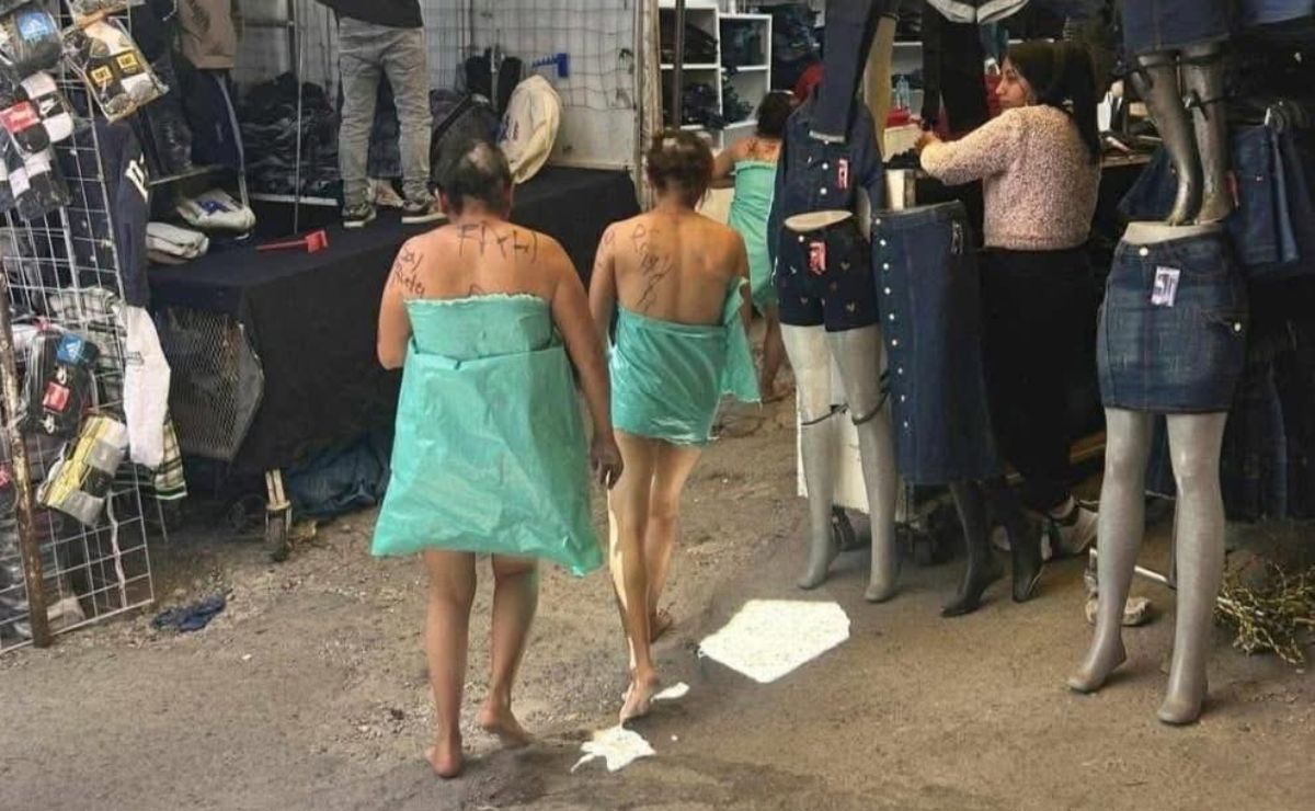 #Video Rapan y desnudan a tres mujeres en tianguis de Puebla, ¿por qué? #Video Rapan y desnudan a tres mujeres en tianguis de Puebla, ¿por qué?