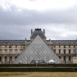 Detienen a cinco nuevos sospechosos del robo de joyas en el Museo del Louvre