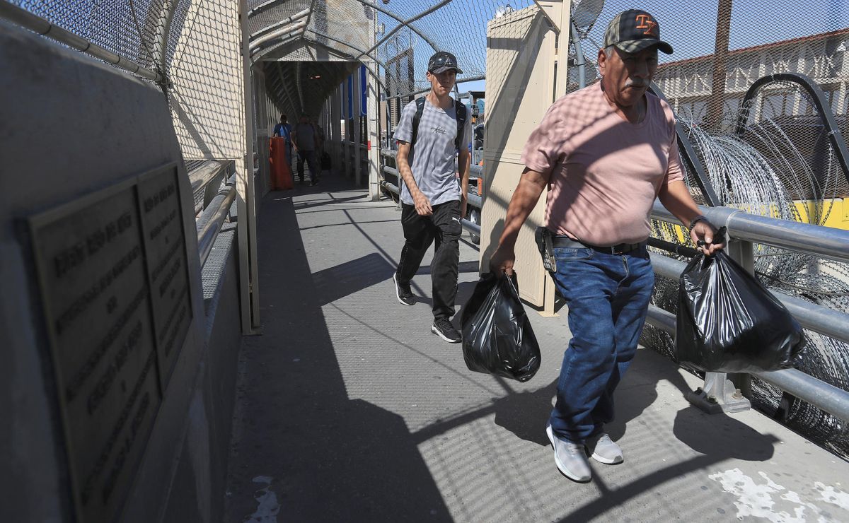 personas-cruzan-hacia-estados-unidos-por-el-puente-internacional-paso-del-norte-en-ciudad-juarez-chihuahua El norte de México busca adaptarse a los cambios en visas de trabajo y turismo en EE.UU. - personas-cruzan-hacia-estados-unidos-por-el-puente-internacional-paso-del-norte-en-ciudad-juarez-chihuahua