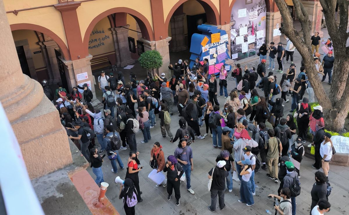 protesta-en-la-uaslp-por-agesion-sexual-de-estudiante-de-la-facultad-de-derecho Detienen a agresor sexual de estudiante de la Autónoma de SLP; buscan a otros dos sujetos - protesta-en-la-uaslp-por-agesion-sexual-de-estudiante-de-la-facultad-de-derecho