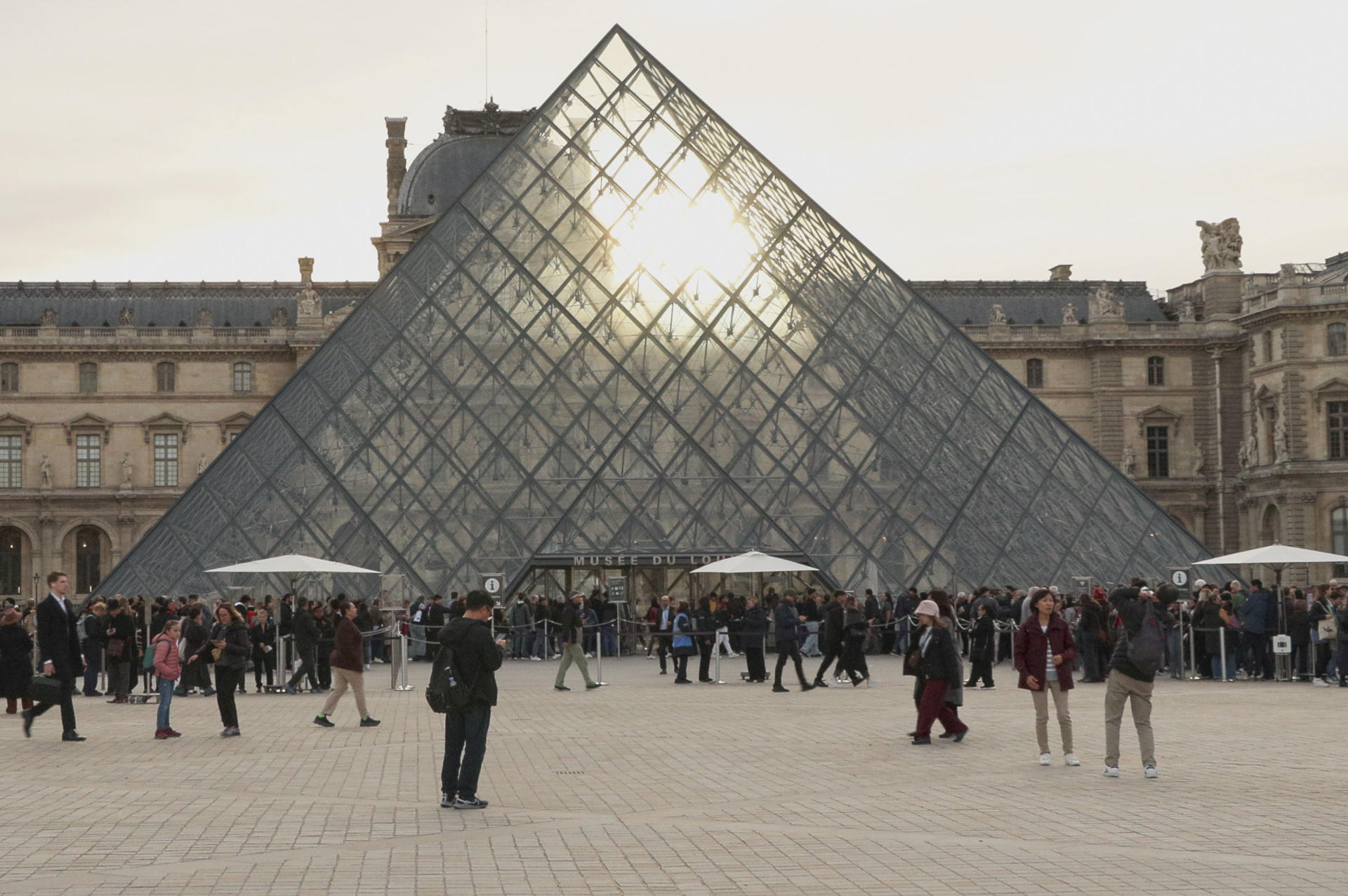 Reabren el Museo del Louvre luego de tres días de cierre tras el robo de joyas Reabren el Museo del Louvre luego de tres días de cierre tras el robo de joyas