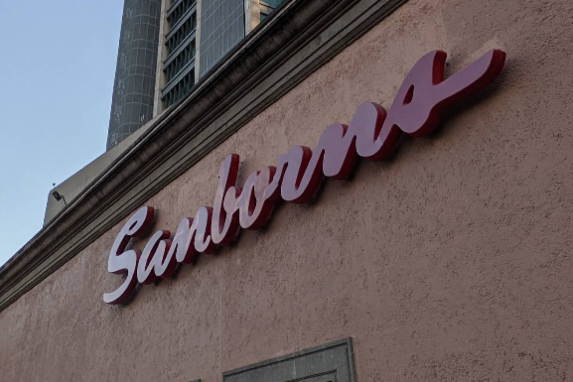 Asaltan Sanborns en avenida Insurgentes, CDMX; se llevan relojes y joyería