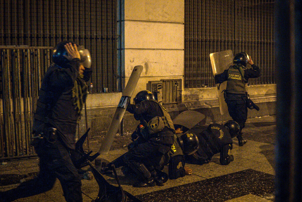 se-desata-la-violencia-durante-marcha-en-lima-peru-2-1024x683-1 Se desata la violencia durante marcha en Lima, Perú - se-desata-la-violencia-durante-marcha-en-lima-peru-2-1024x683