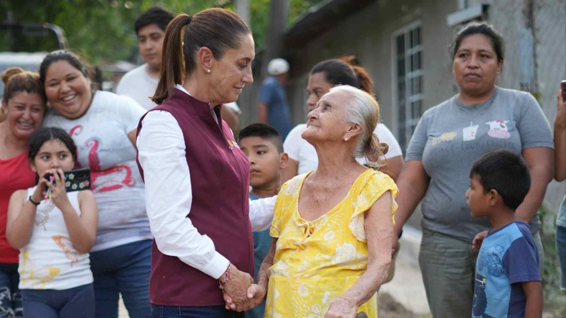 Sheinbaum supervisa entrega de ayuda en Veracruz Sheinbaum supervisa entrega de ayuda en Veracruz