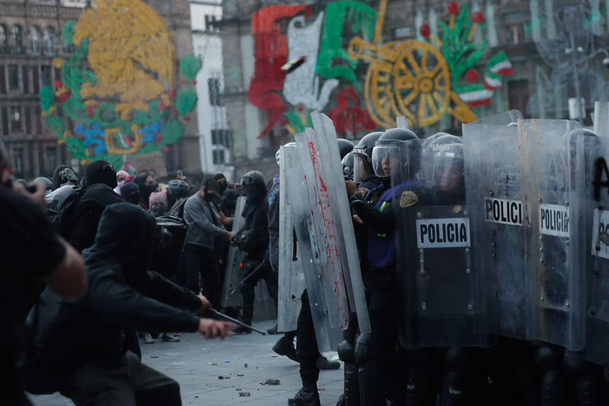 Al menos 94 policías heridos durante marcha por el 2 de octubre