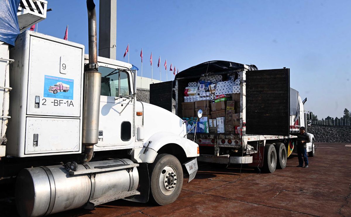 traileres-en-los-que-se-trasladara-ayuda-para-damnificados-por-lluvias UNAM envía 65 toneladas de ayuda a damnificados por lluvias - traileres-en-los-que-se-trasladara-ayuda-para-damnificados-por-lluvias