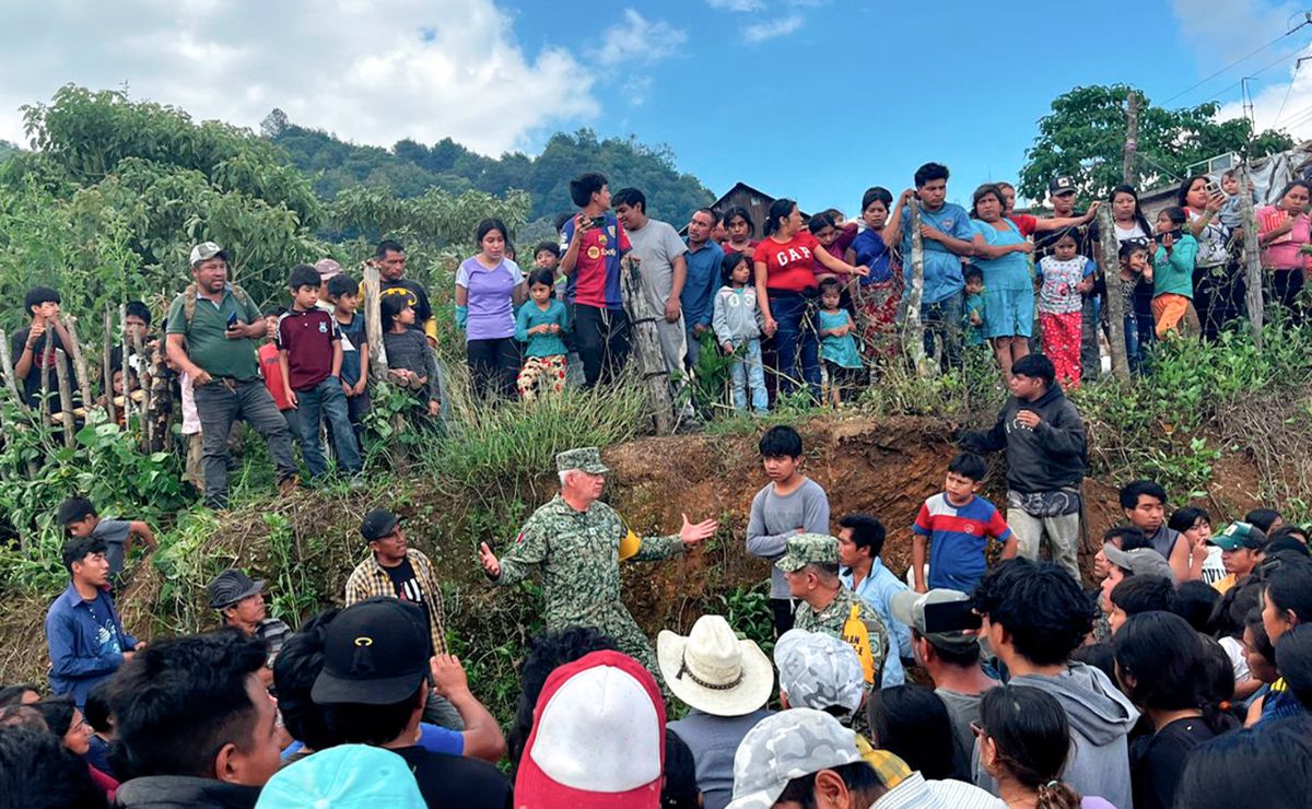 visita-del-general-ricardo-trevilla-secretario-de-la-defensa-nacional-a-comunidad-de-hidalgo-incomunicada-por-las-lluvias Defensa establece 111 puentes aéreos a Hidalgo para auxiliar a damnificados por lluvias - visita-del-general-ricardo-trevilla-secretario-de-la-defensa-nacional-a-comunidad-de-hidalgo-incomunicada-por-las-lluvias