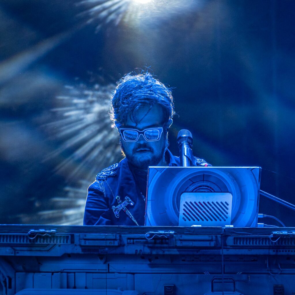 Presenta Aleks su Total Syntek Tour 2025 en Ciudad Victoria - whatsapp-image-2025-10-26-at-115120-am-1024x1024