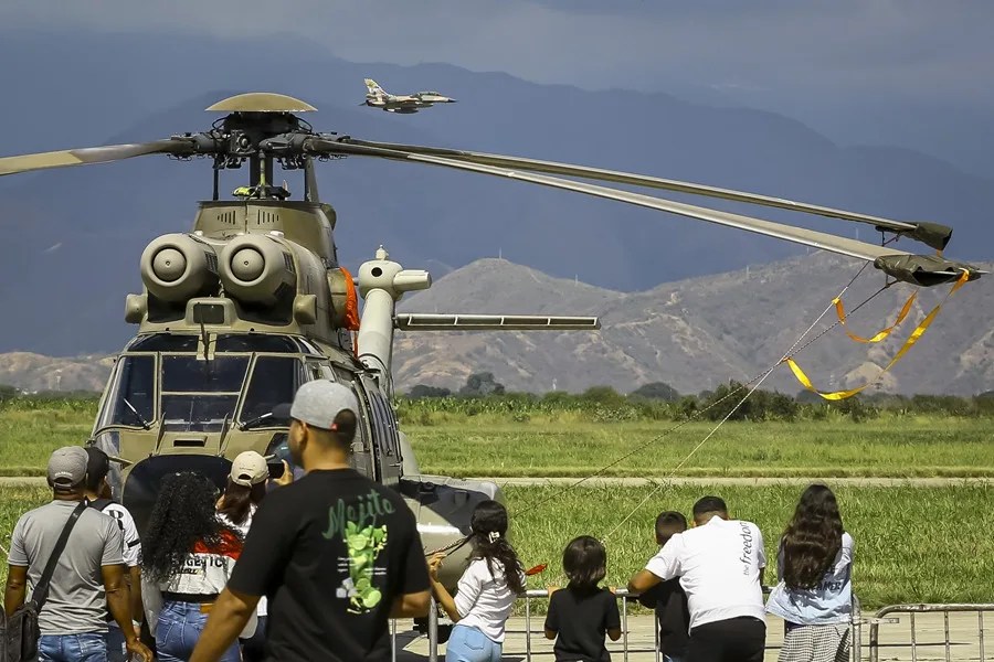 helicoptero_fuerza_aerea_venezuela_exposicion La fuerza aérea de Venezuela celebra una exposición en medio de las tensiones con EE. UU.