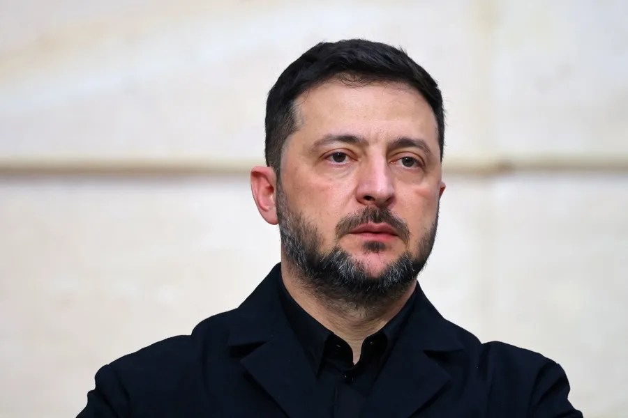 zelenski-y-el-futuro-de-ucrania-en-la-ue Zelenski y el futuro de Ucrania en la UE . En la imagen, El presidente ucraniano, Volodímir Zelenski, durante una rueda de prensa este lunes en París, Francia. EFE/EPA/SARAH MEYSSONNIER / POOL